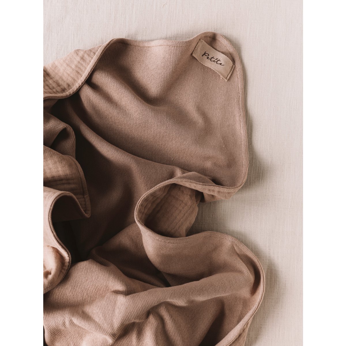 Gebreide + mousseline deken / donkerbeige