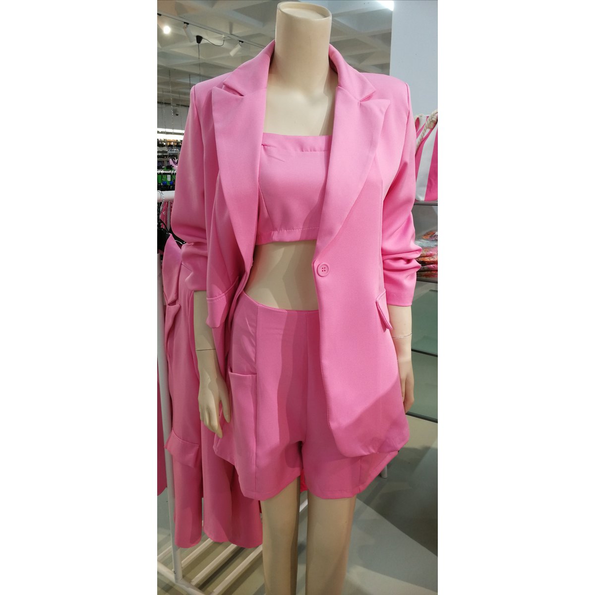 Tuta intera corta con top e giacca per un look business sportivo