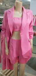 Tuta intera corta con top e giacca per un look business sportivo