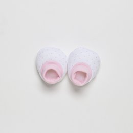 SET 4 STUKS (MUTS+HANDSCHOENEN+SLABBER+SOKKEN) VOOR NIEUWBORGEN (0-6 MAANDEN) - 100% KATOEN - MOD. ROZE