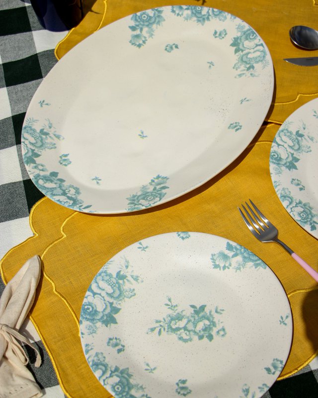 Servire i fiori vintage del piatto verde
