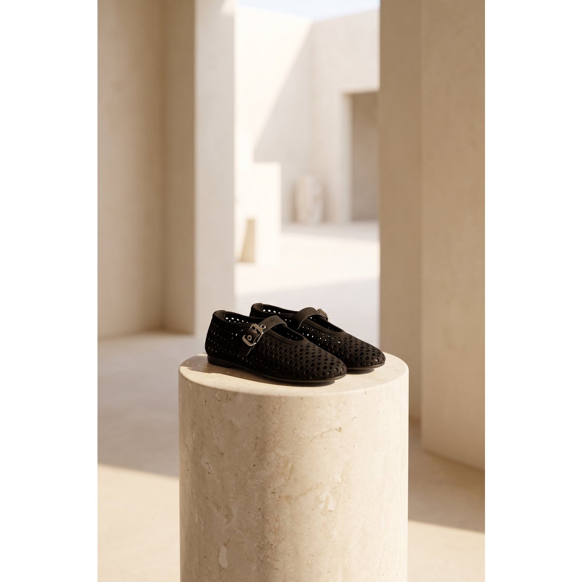 CARROLL BLACK SUEDE – Ballerinas aus perforiertem Wildleder mit Schnalle