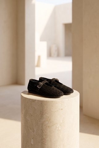 CARROLL BLACK SUEDE – Ballerinas aus perforiertem Wildleder mit Schnalle