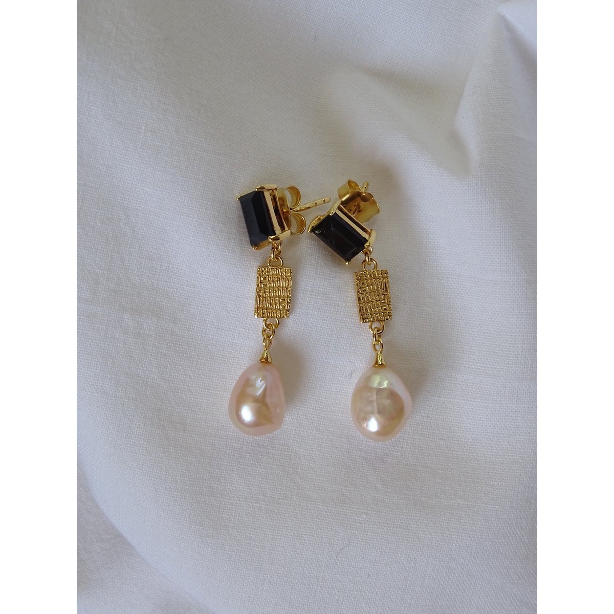 Orecchino a goccia con perla Triple Joy - Oro