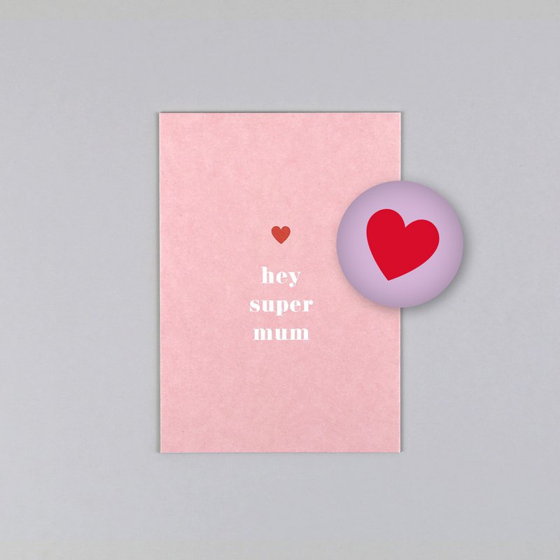 Zet de magneet met ansichtkaart Tessa Mum + Herz