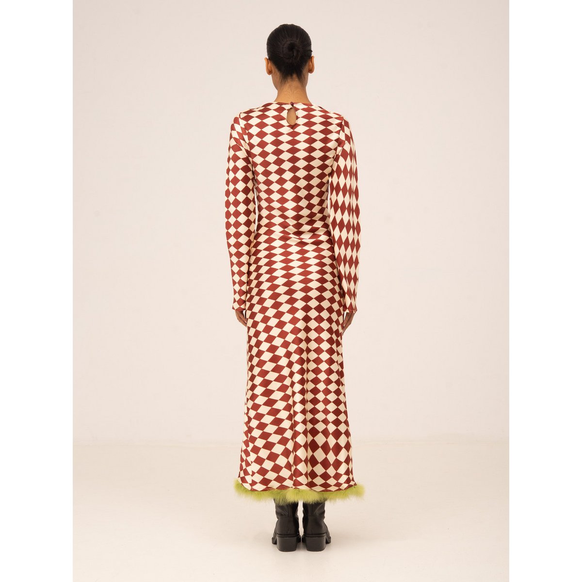 Rotes Federkleid mit Elfen-Diamantmuster