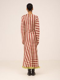 Rotes Federkleid mit Elfen-Diamantmuster