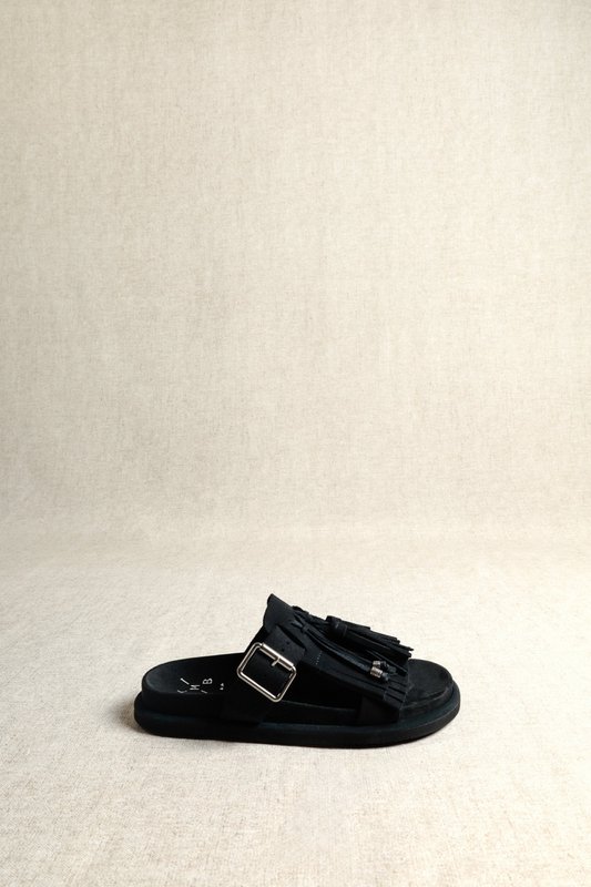 HELENA BLACK – Bio-Sandale mit Fransen und Metallschnalle