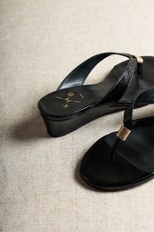 AURORA BLACK – Keil-Zehensteg-Sandalen aus Leder