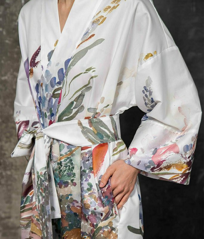Satin-Robe-Kimono Irises von Kmieliauskaite