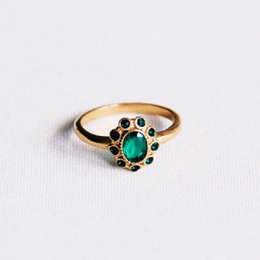 R612: anello vintage in acciaio con pietre verdi - oro