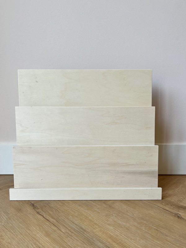 Expositor de tarjetas de madera.