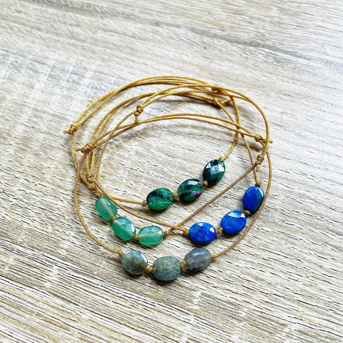 Pulsera ajustable Candy piedras naturales dorado