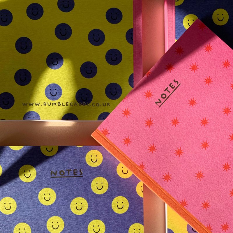 Cuaderno con patrón de estrellas