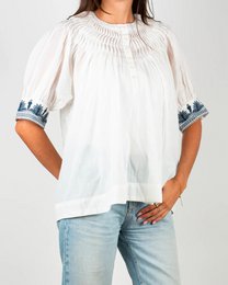 Damebluse i hvid og blå broderet bomuldsvoile