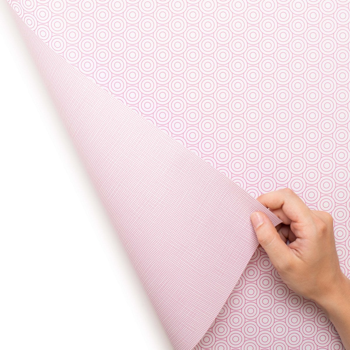 Papier d'emballage rose géométriquement avec des cercles, du papier d'emballage graphique en rose tendre pour des cadeaux de naissance, du baptême ou comme papier d'emballage pour l'anniversaire des enfants