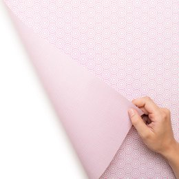 Papier d'emballage rose géométriquement avec des cercles, du papier d'emballage graphique en rose tendre pour des cadeaux de naissance, du baptême ou comme papier d'emballage pour l'anniversaire des enfants