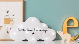 Musikalisches weißes Wolkennachtlicht mit Glitzerkopf in den Wolken