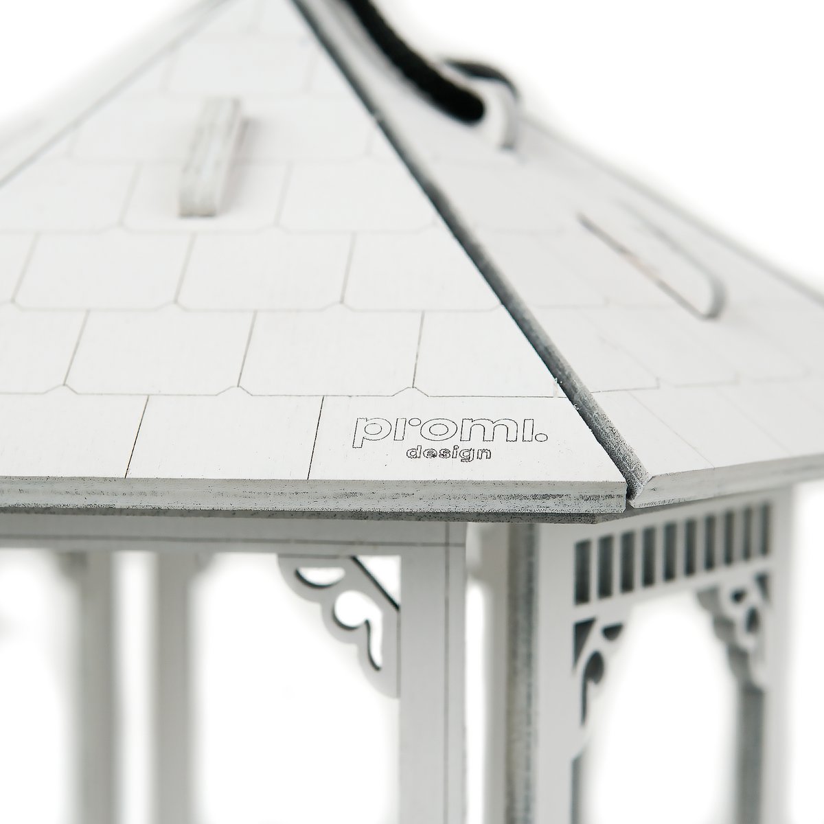 Gazebo-vormige witte vogelvoederbak