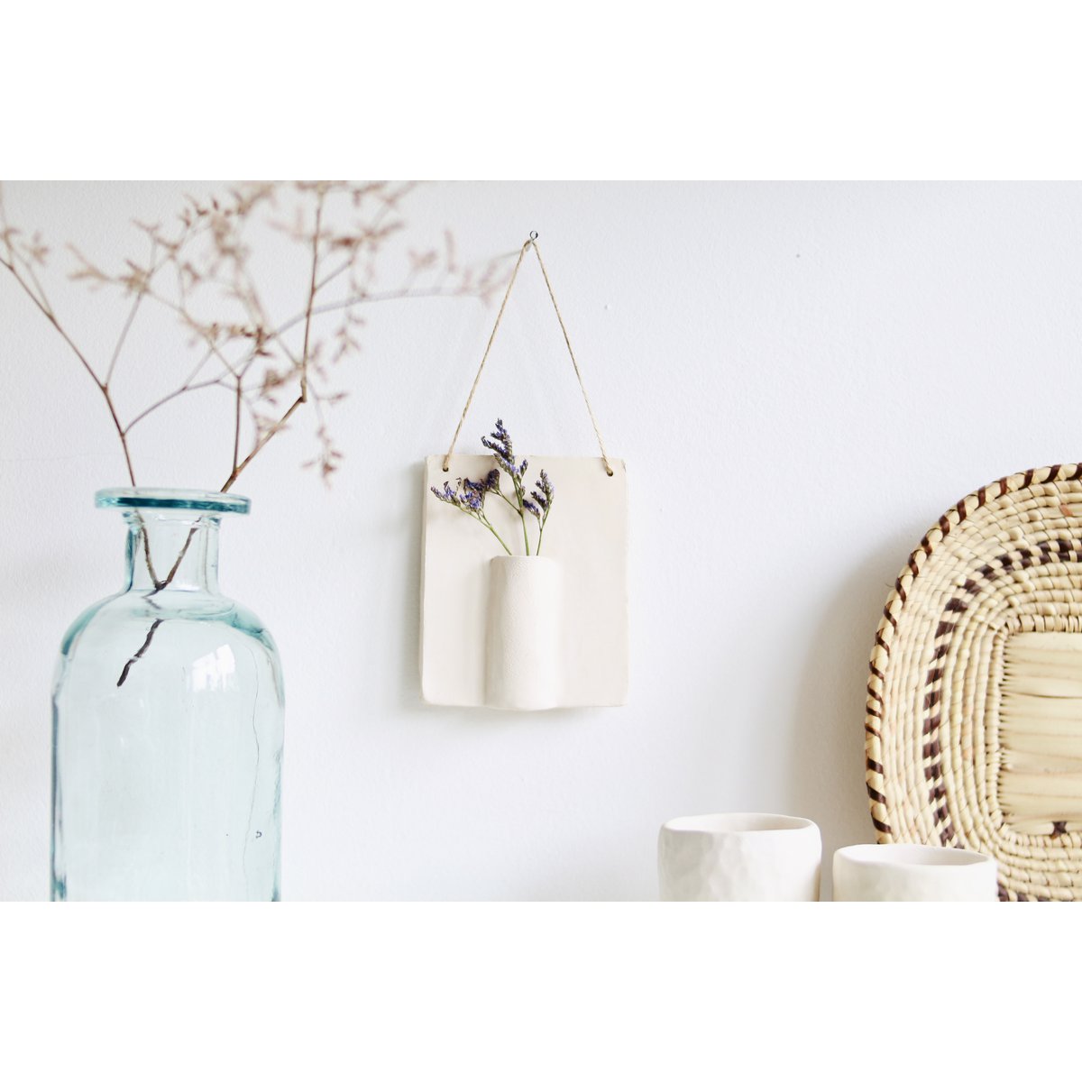 Wandhanger van keramiek met droogbloem
