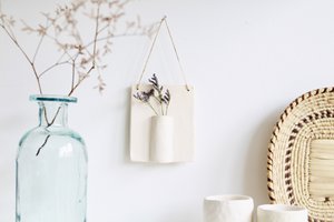 Keramik-Wandhalter mit getrockneten Blumen