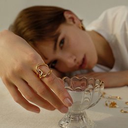 Anello incrociato dal design fluido geometrico