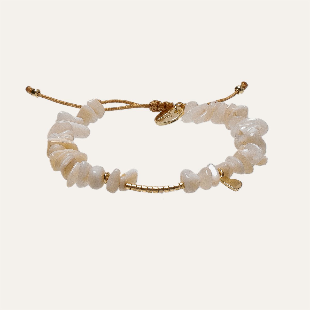 Bracciale morbido di perline bianche con cuori dorati