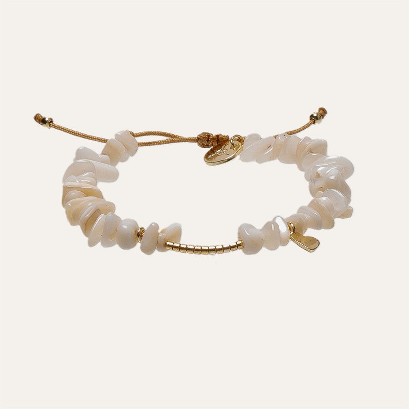 Bracciale morbido di perline bianche con cuori dorati