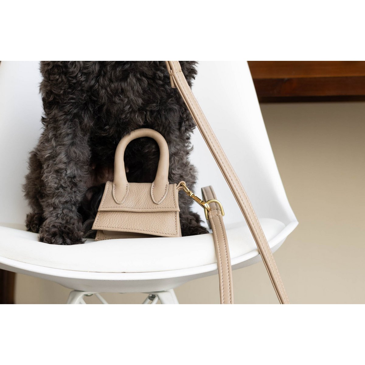 The Dog Musthaves Designer Bag – Belohnungstasche für Hundeleckerlis und Kotbeutelspender – Sand Taupe
