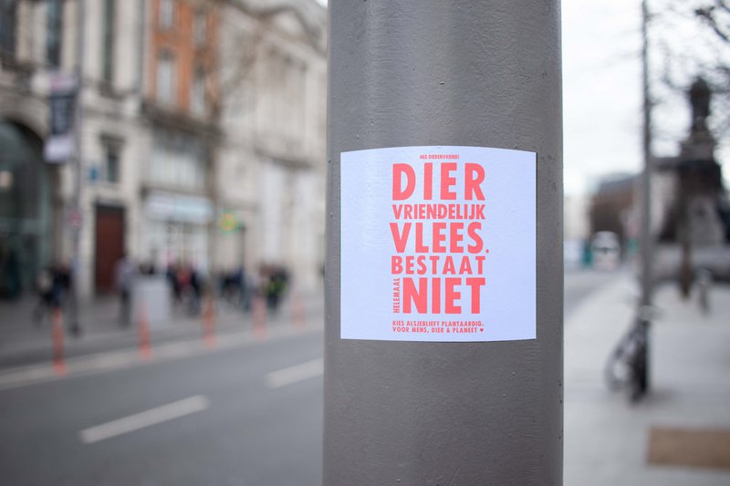 Vegan Indoor/Outdoor Stickers 'Diervriendelijk Vlees Bestaat Niet'