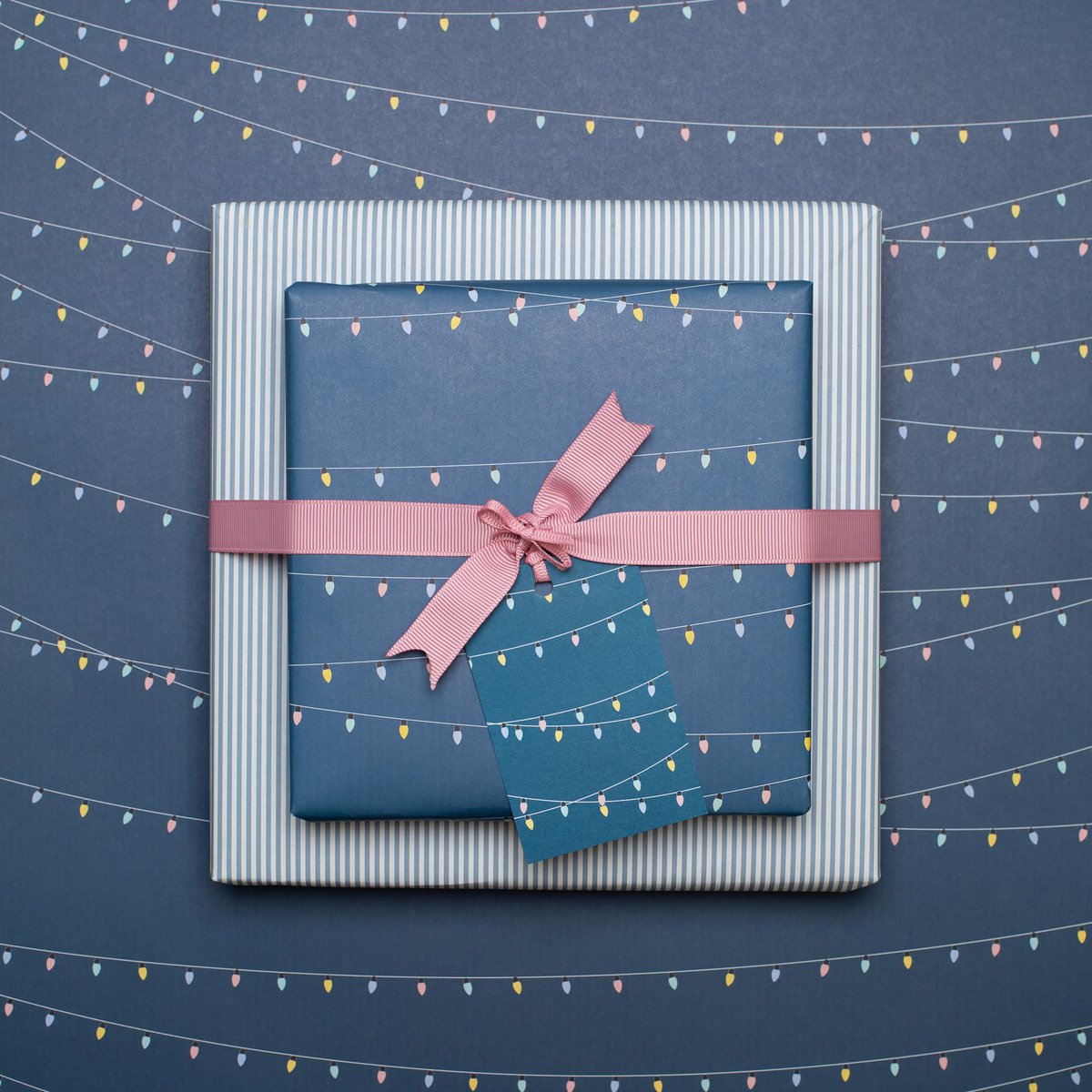 Blaues Geschenkpapier mit Lichterketten und Streifen, Geburtstags Geschenkpapier mit Partylichtern für Kinder und Erwachsene