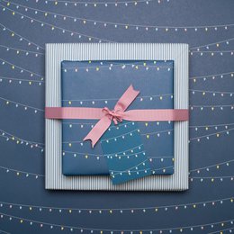 Blaues Geschenkpapier mit Lichterketten und Streifen, Geburtstags Geschenkpapier mit Partylichtern für Kinder und Erwachsene
