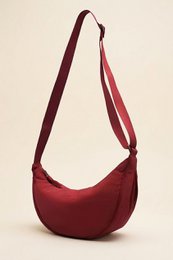Bolso media luna con bandolera de nailon