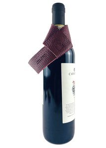 K0010XB | Drip Saver for Bottle Made in Italy in Genuine Full Grain Leather, Dollar Grain - Bordeaux Color. Dimensions: 27 x 4 x 0.5 cm. Packaging: rigid bottom/lid Gift Box