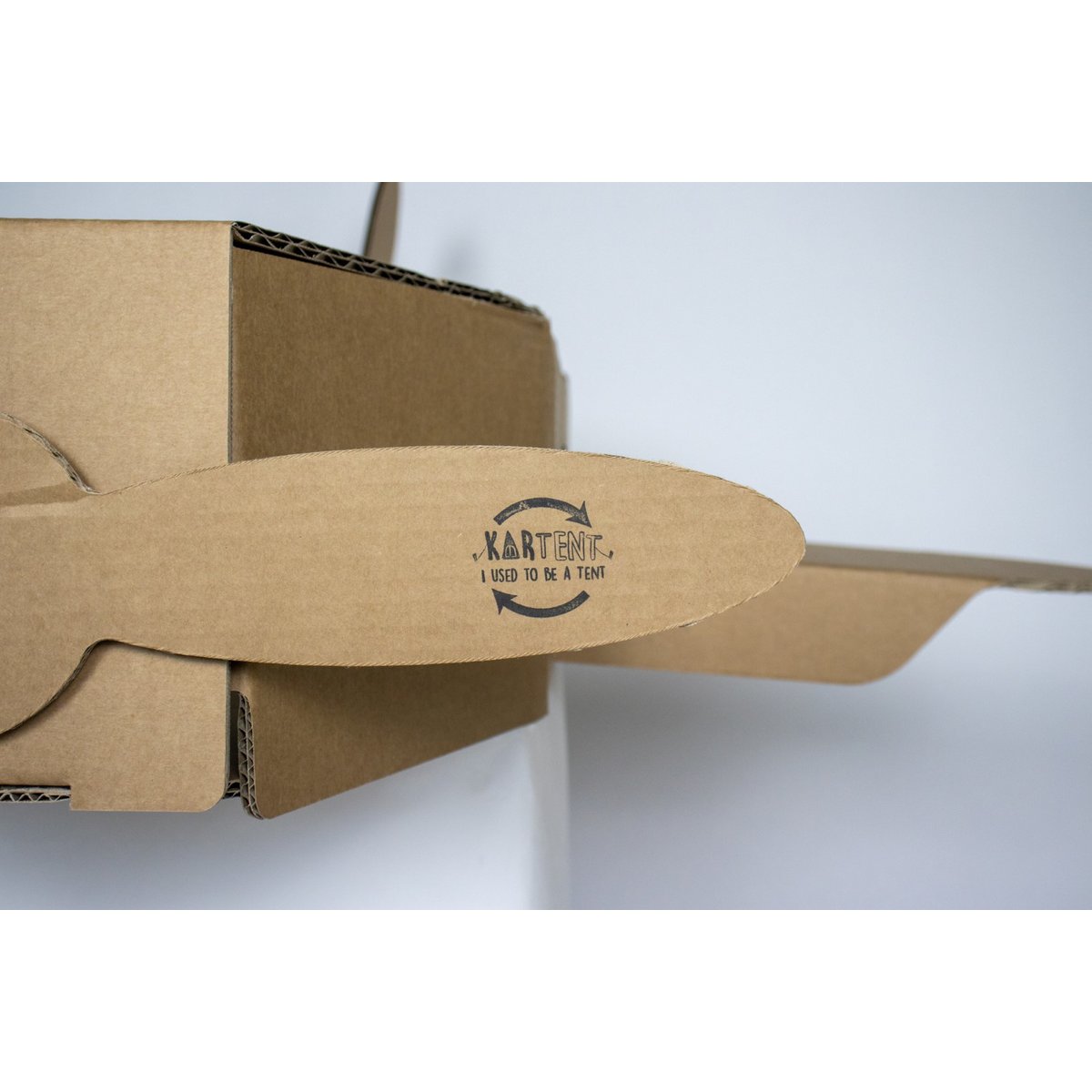 Grand avion jouet en carton