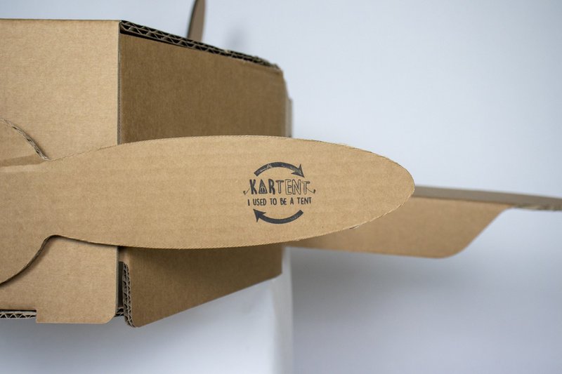 Großes Spielzeugflugzeug aus Pappe