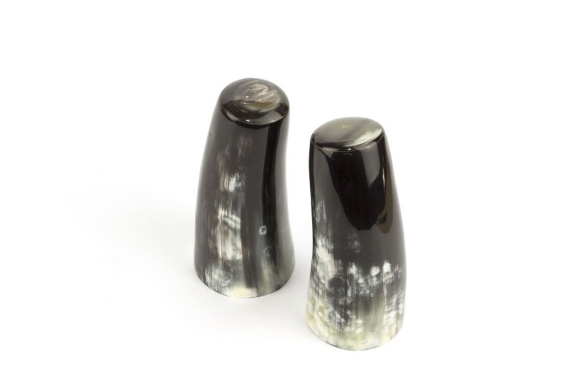 Grande salière et poivrière en corne blonde marbrée et noire