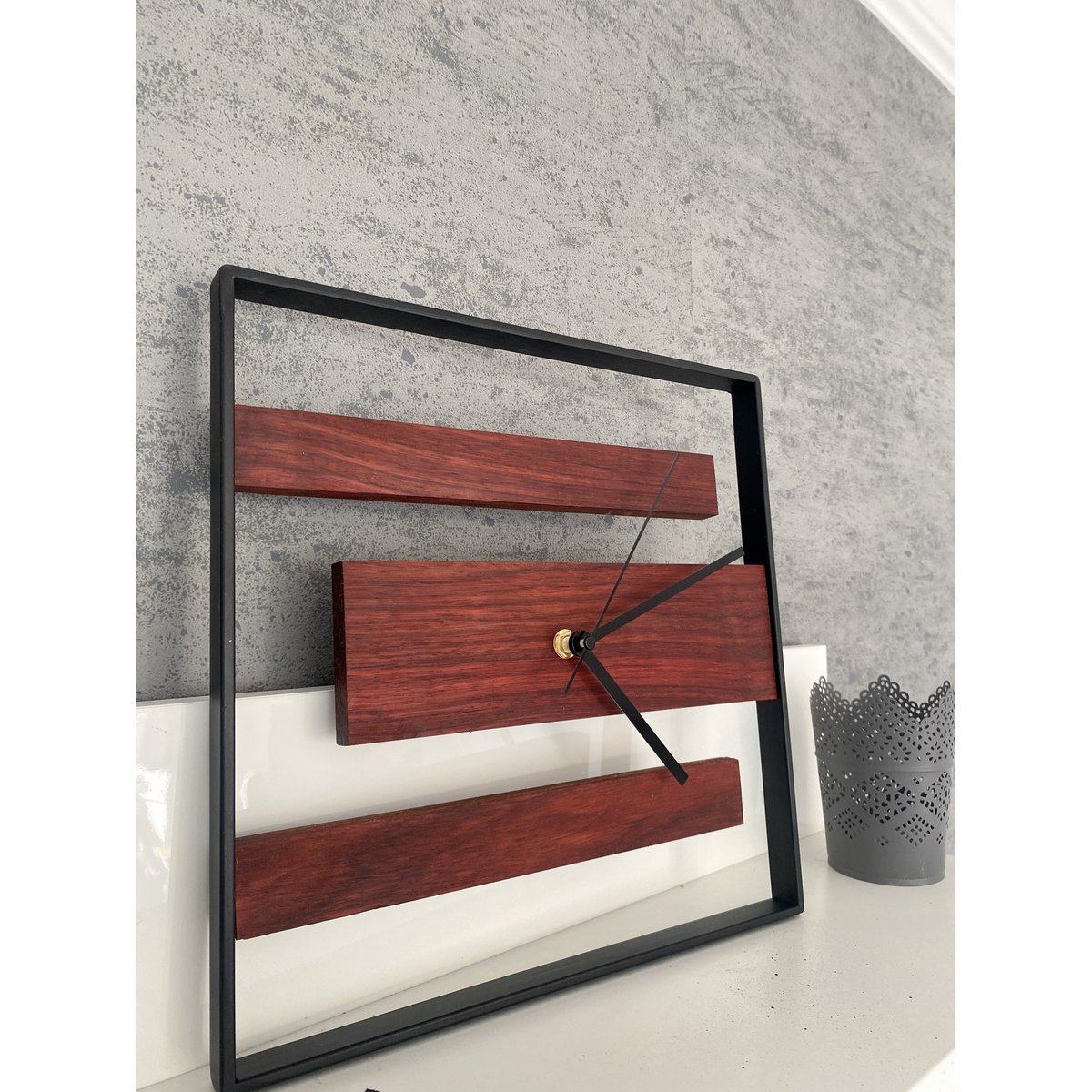 Nowoczesny zegar ścienny ze szlachetnego drewna Padauk