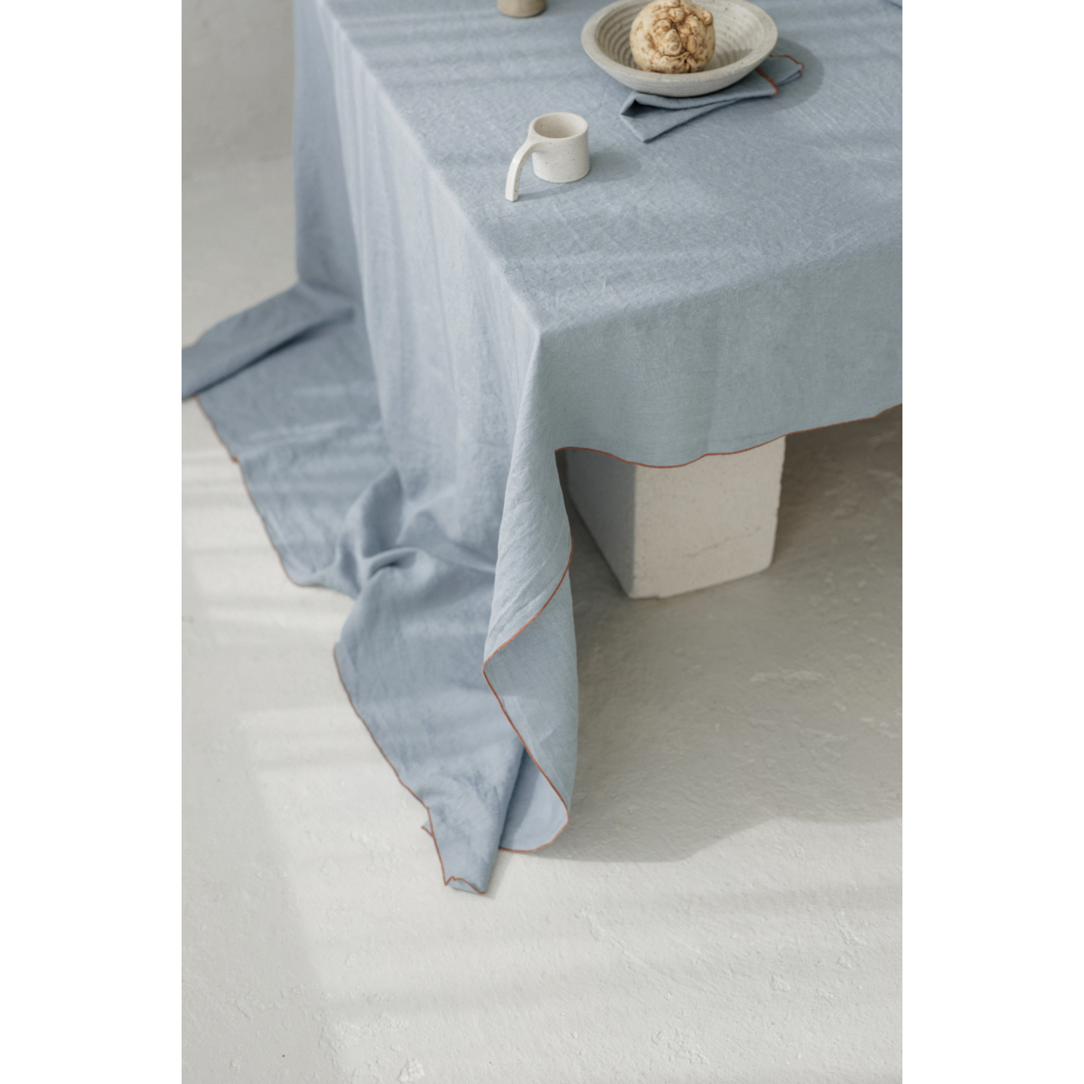 Linnen tafelkleed met contrastdetail Lake Tonic Blue -330x145cm
