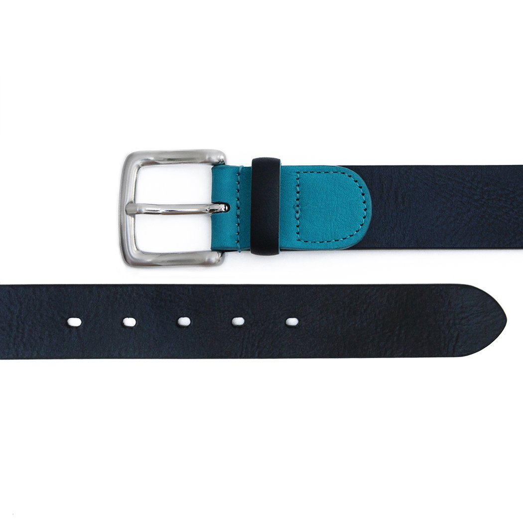 Ceinture en cuir noir pour hommes. Détail bleu. Boucle argentée classique `` Cool As You Blue ''
