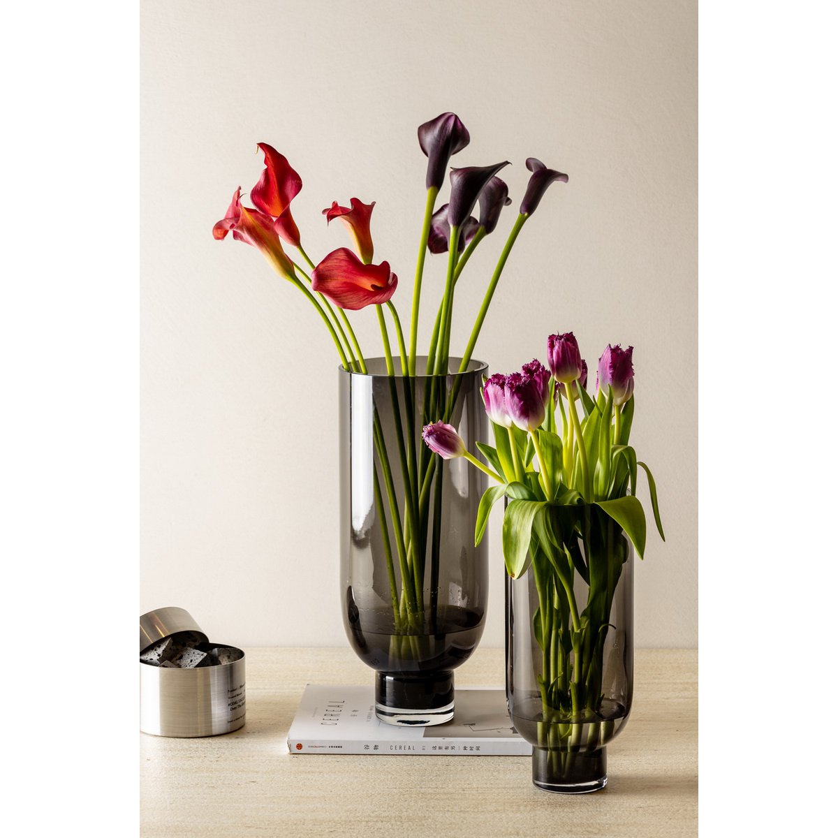Vaso in vetro moderno e sobrio, forma cilindrica su base elegante, grigio scuro, OMAHA14GR