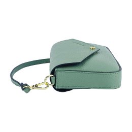 RB1023BF | Kleine Umhängetasche mit abnehmbarem Kettenschultergurt aus echtem Leder, hergestellt in Italien. Verschlussklappe. Metallaccessoires in glänzendem Gold – Farbe Mint – Maße: 22 x 12 x 3 cm