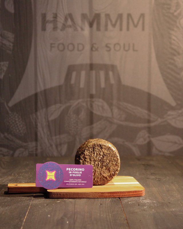 🇬🇧 Pecorino with olive leaves – artisanal cheese refined with olive leaves
