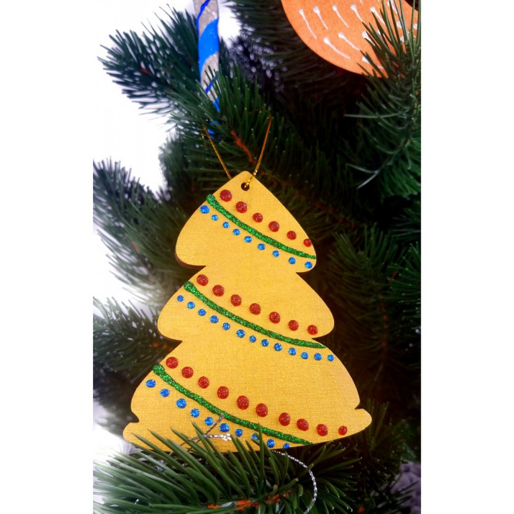 Un sapin de Noël peint en or
