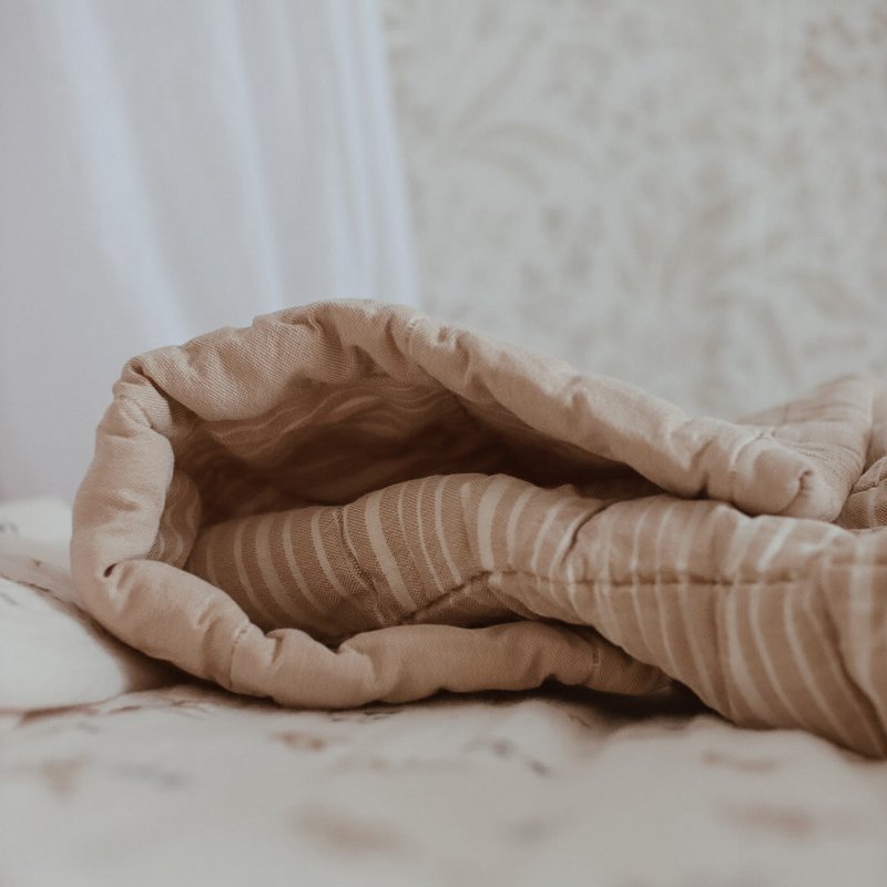 ANNA CARAMEL LAVE M omkeerbare babyrustdeken
