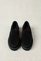 ISIDRO ZWART - Suède loafers gevoerd met imitatiebont