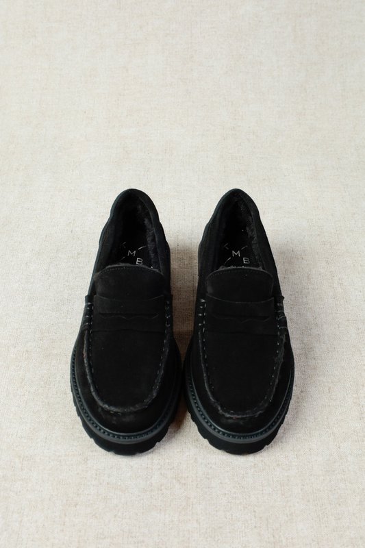 ISIDRO ZWART - Suède loafers gevoerd met imitatiebont