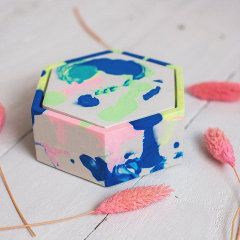 Neon gemarmerde tie-dye zeshoekige jesmoniet-snuisterijdoos met deksel
