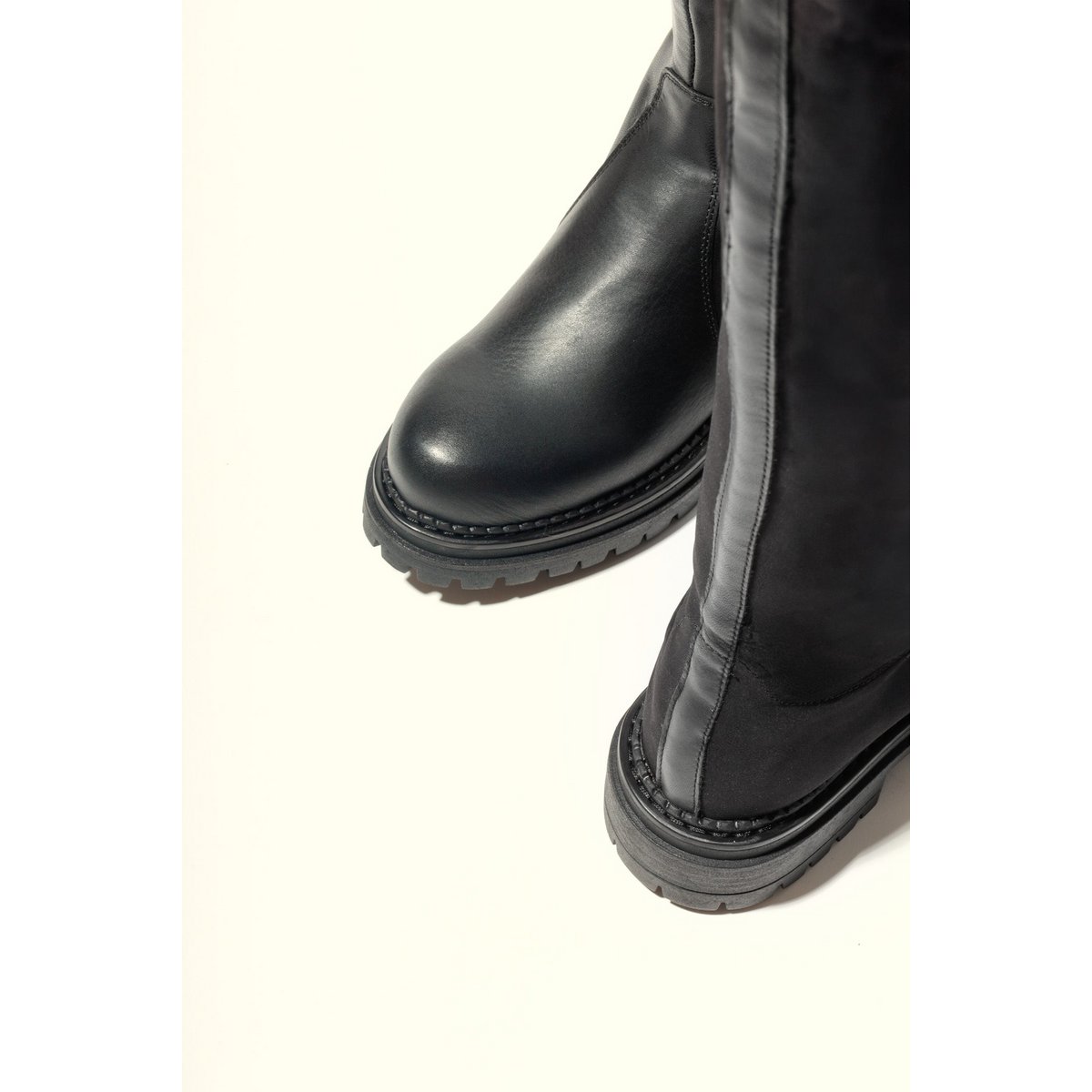 AITANA BLACK – Kniehohe Lederstiefel mit Stretch-Rückseite