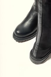 AITANA BLACK – Kniehohe Lederstiefel mit Stretch-Rückseite
